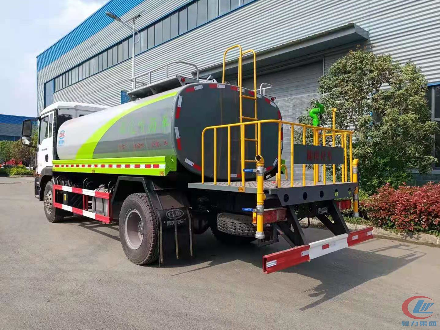 国六重汽汕德卡单桥洒水车