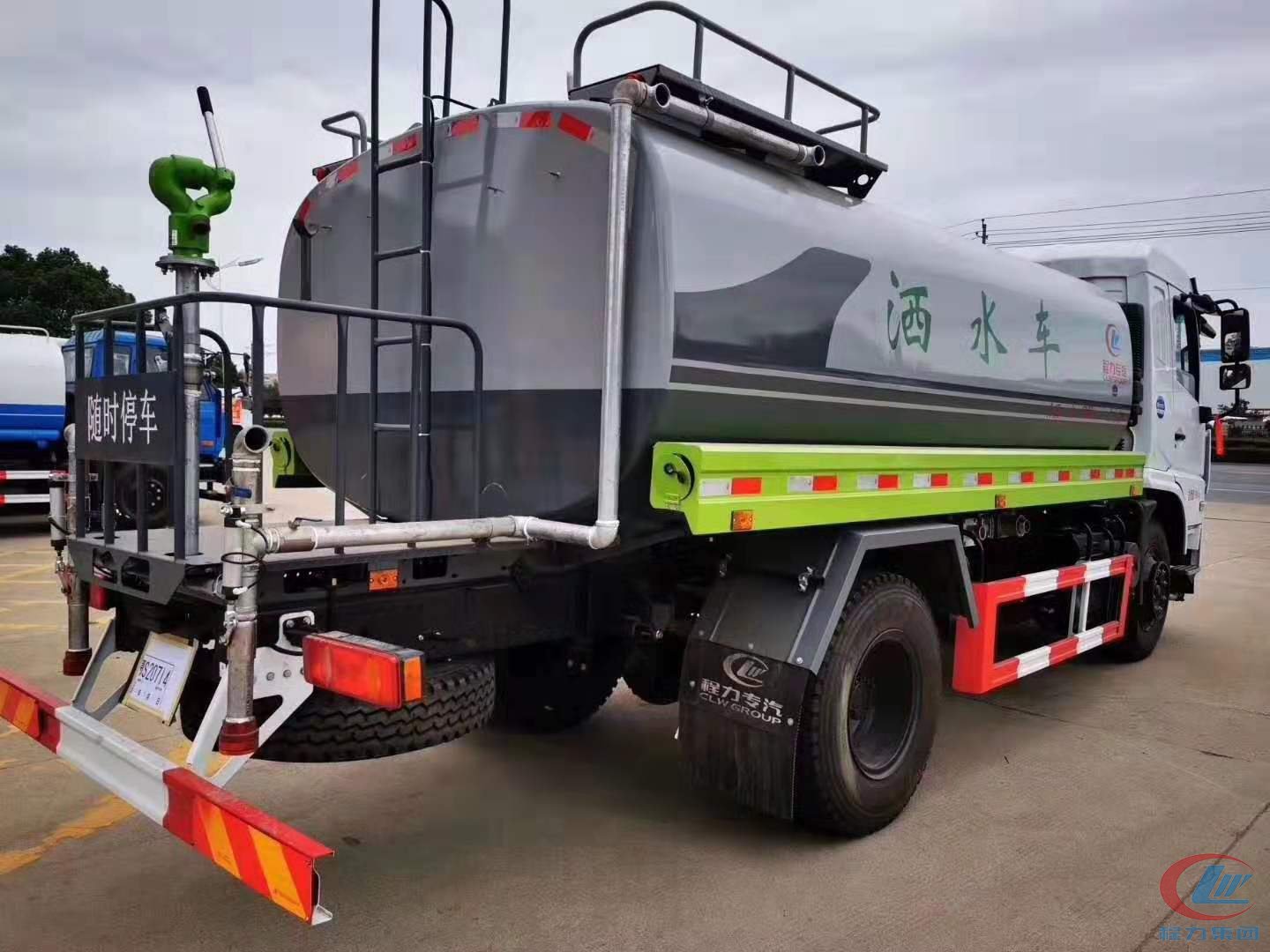 东风专底洒水车