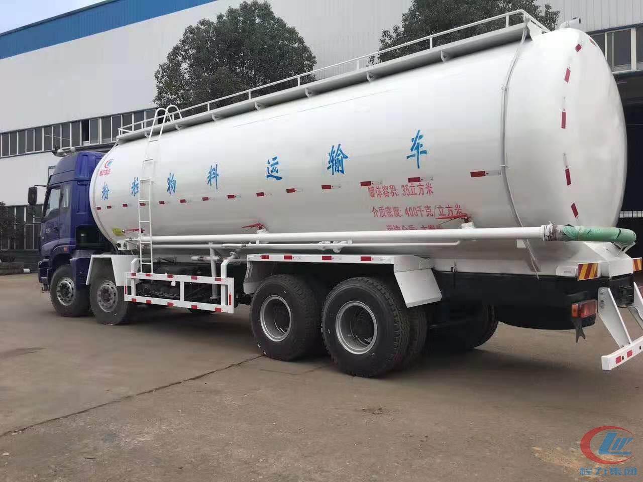 凯时平台福田欧曼前四后八35方粉粒物料运输车