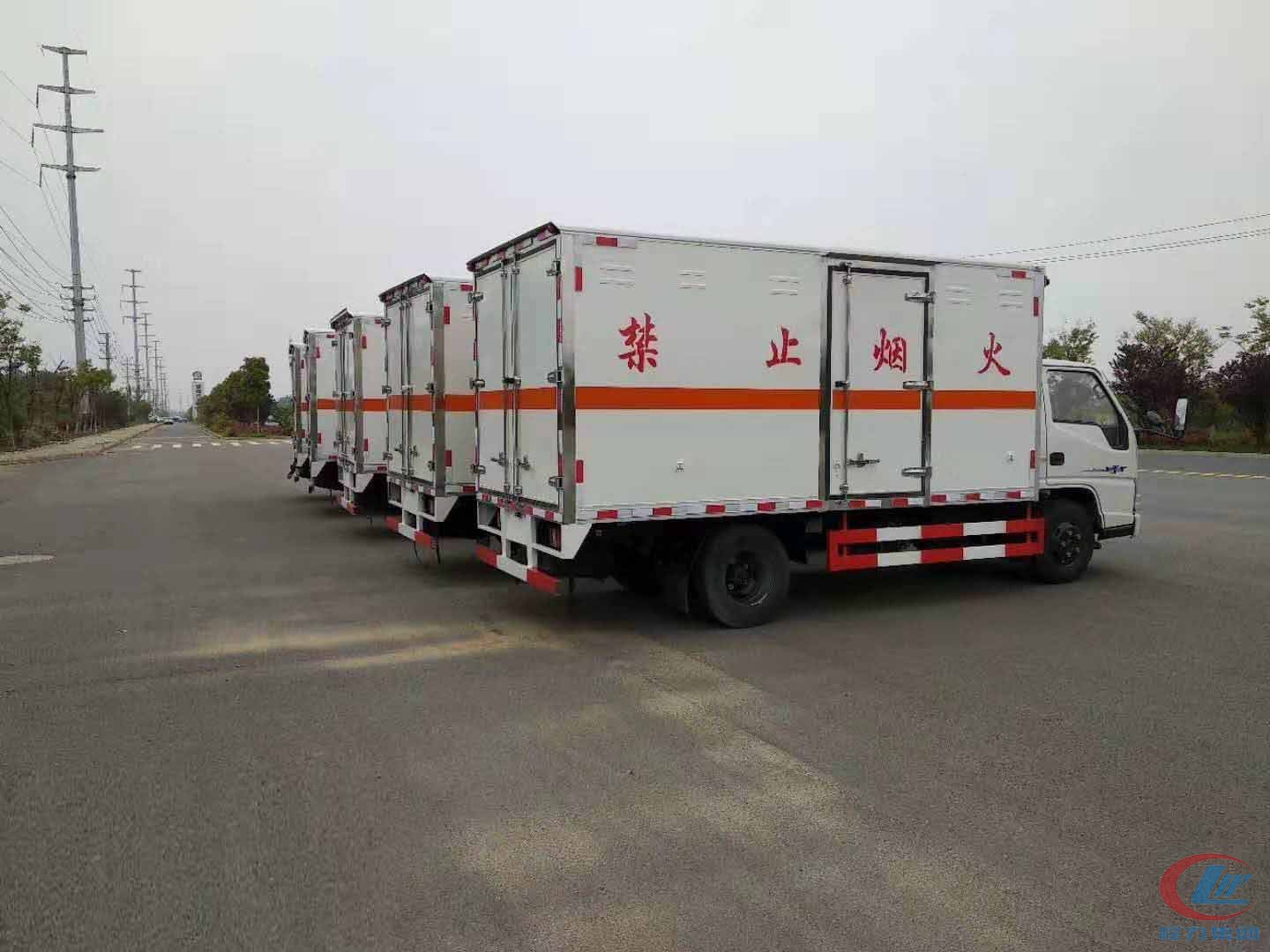 江铃JMC危险品厢式运输车批量发车